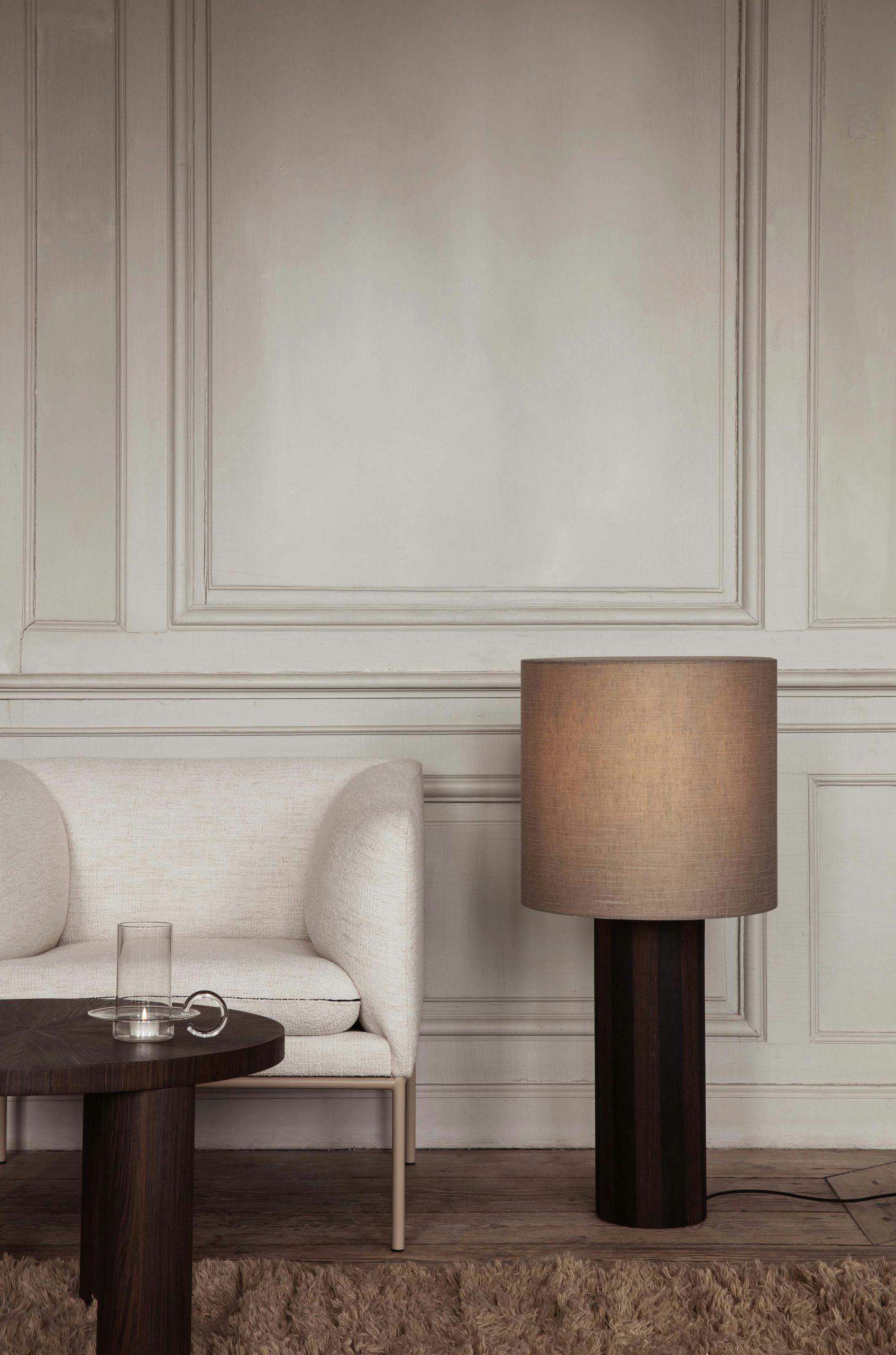 fermliving aw21 postfloorlampbaselines eclipselampshadelarge image stålampe med sokkel og skjerm